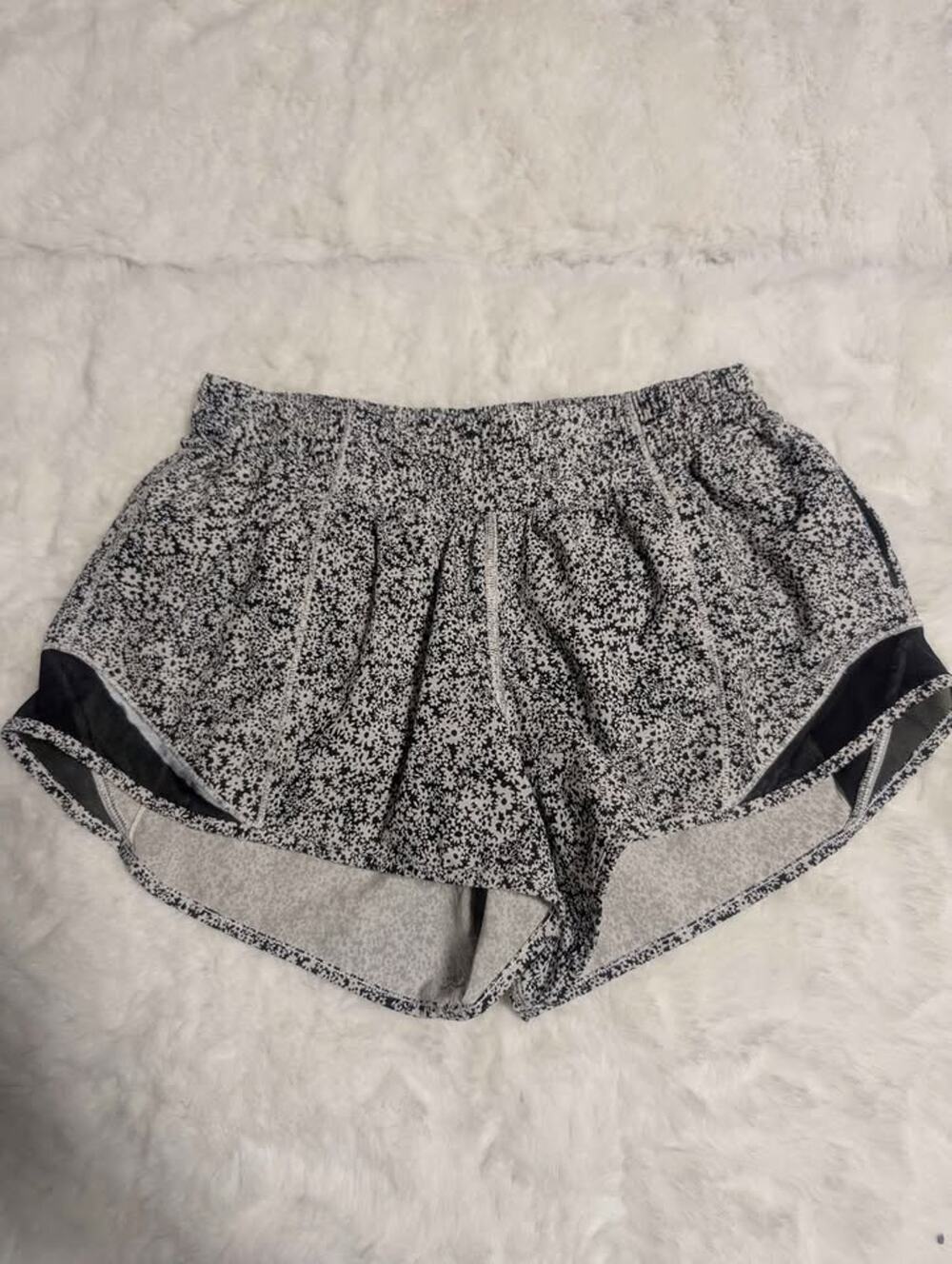 Lululemon Hotty Hot shorts II size 6